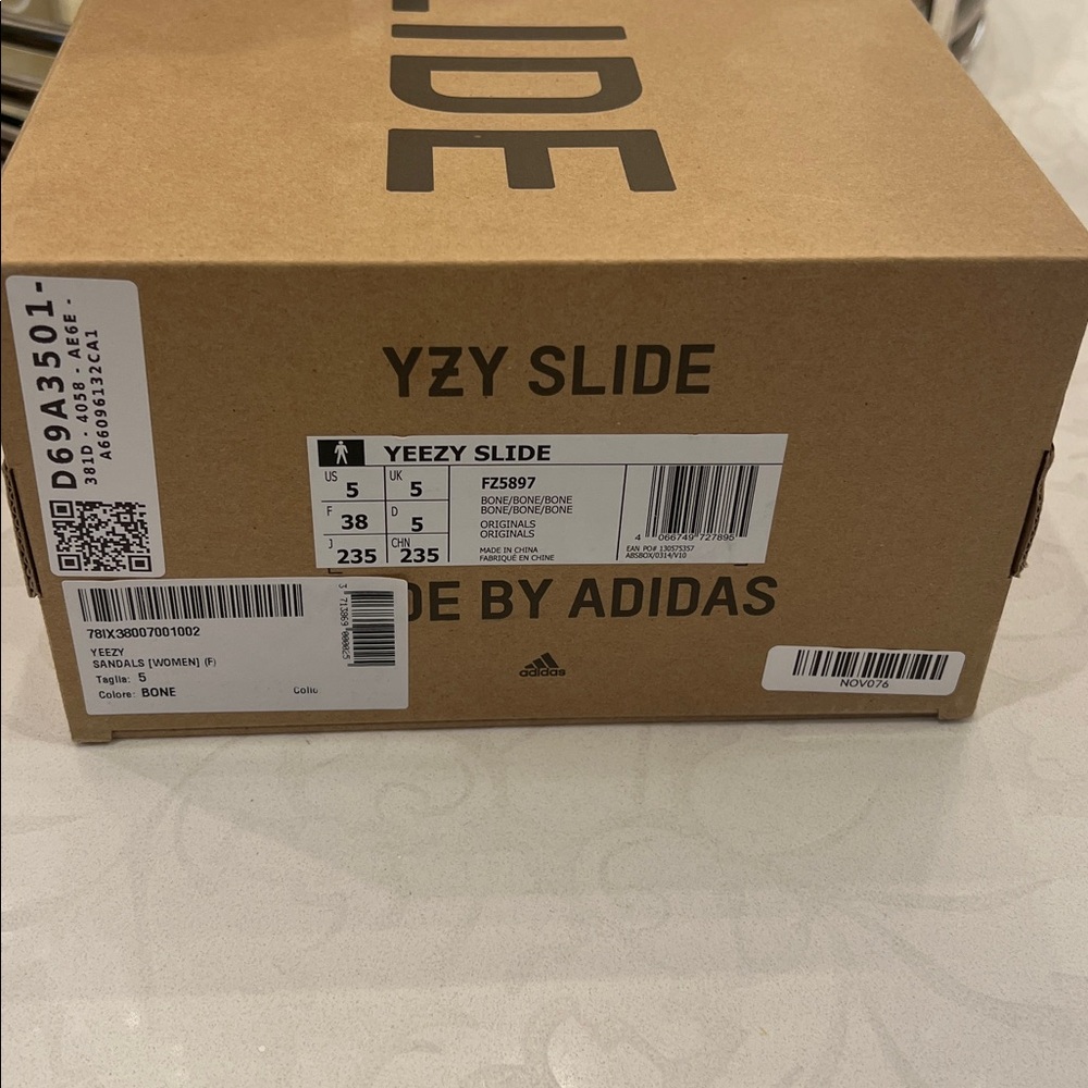 Yeezy Slides - Picture 4 of 4